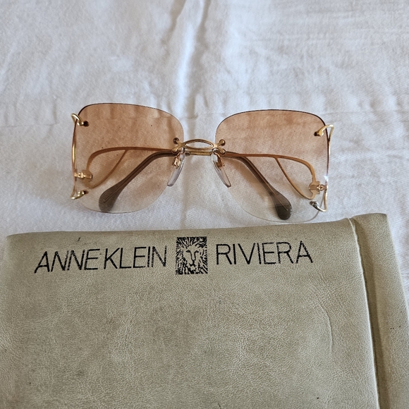Woman's Fashion Sunglasses and Anne Klein Riviera Case - Picture 6 of 7